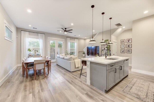 Foto del edificio - 704 Pinemont Cyn Ln