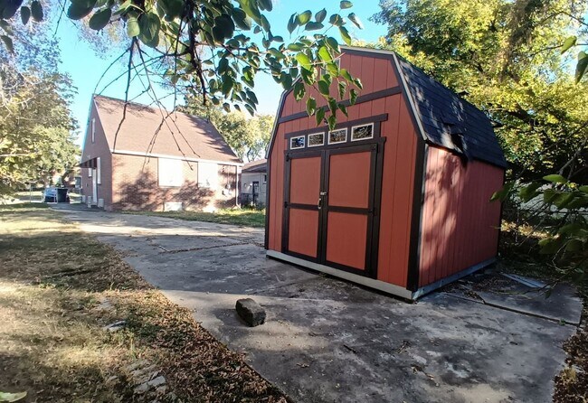 Building Photo - Charming 3 Bedroom Bungalow