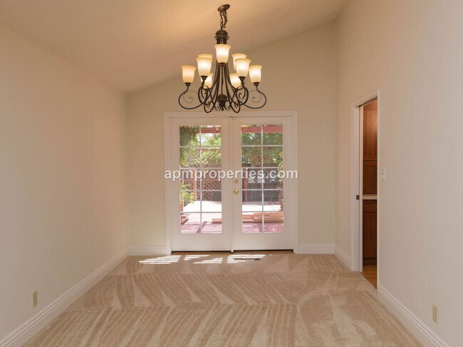 Foto del edificio - Lovely 4 Bedroom, 3 bath, 3-Car Garage, Gr...