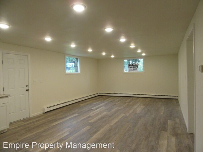 Building Photo - 400 B St