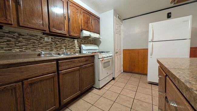 Building Photo - Charming 3-Bedroom Home with Basement in J...