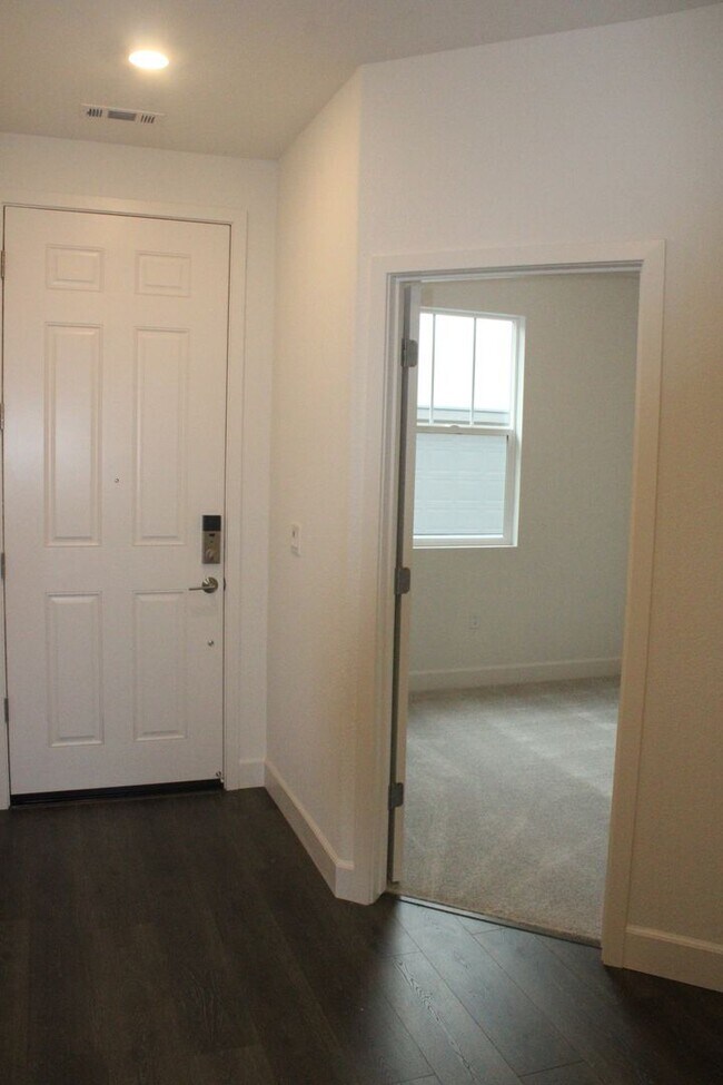 Building Photo - 4 Bedroom / 3 Bath House with Solar in San Marco Community-Close to Bart!