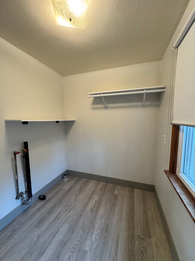 Building Photo - 441 Uhl St
