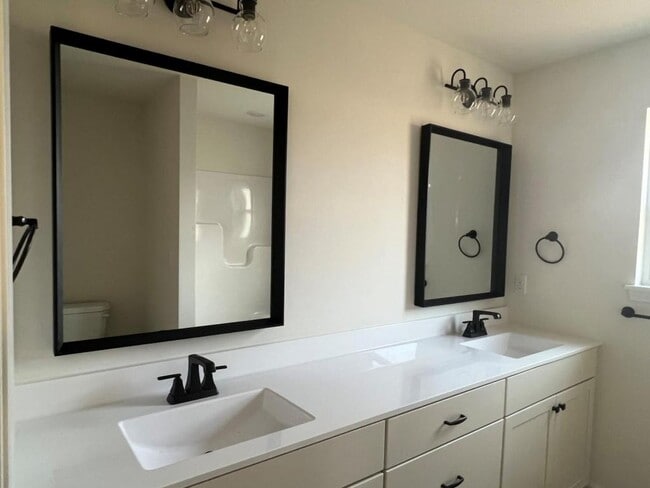 Building Photo - 125 N Luna Ln