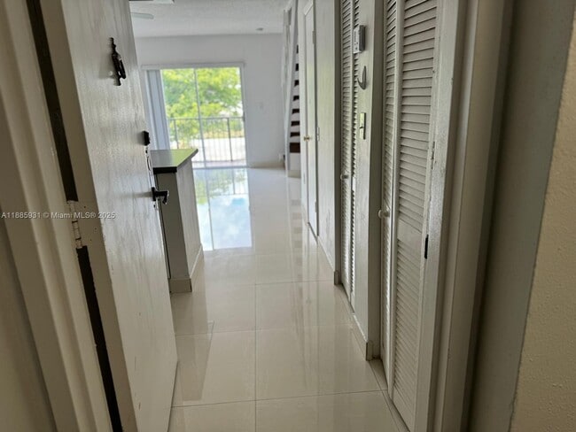 Foto del edificio - 5731 NW 37th St