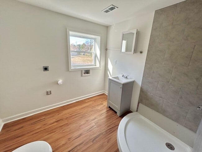 Foto del edificio - CHARMING 3 BEDROOM HOME - NEWLY RENOVATED!