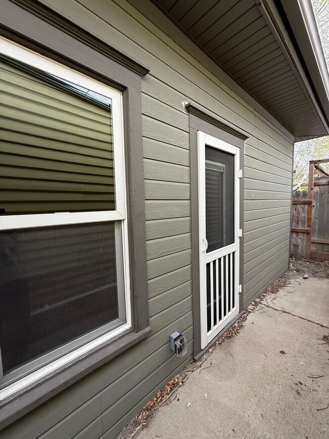 Building Photo - 308 E Callender St