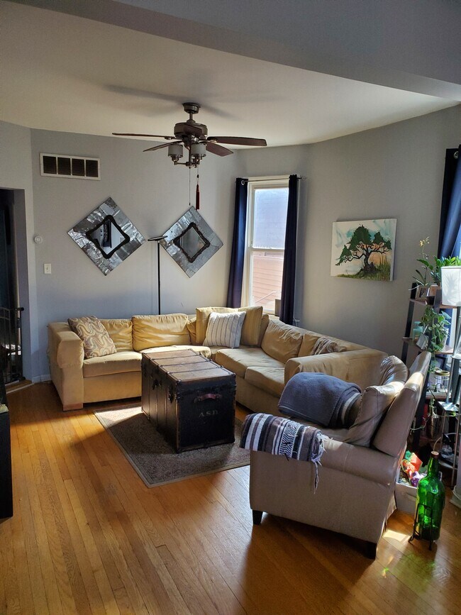 Foto del edificio - 2535 N Hamlin Ave