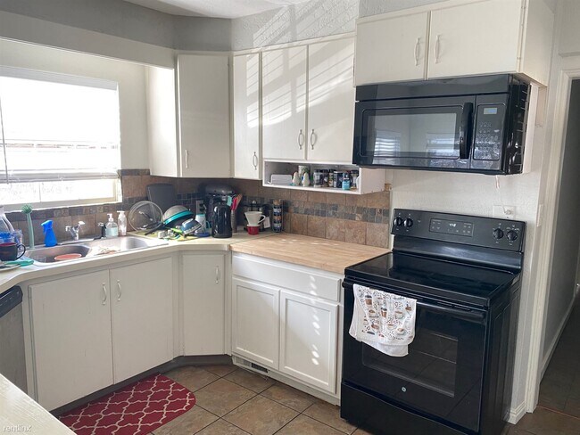 Foto del edificio - Room for Rent, 1 bath Duplex - 570 East 50...