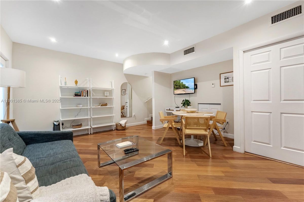 Foto principal - 927 Euclid Ave