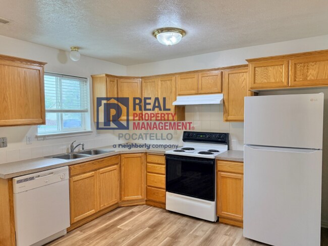 Building Photo - 3 Bedroom 1.5 Bath Apartment - 2 car garage