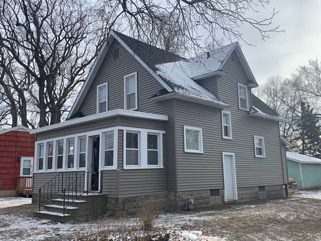 Building Photo - Fully Renovated