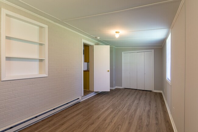 Building Photo - 1032 Bedford Dr