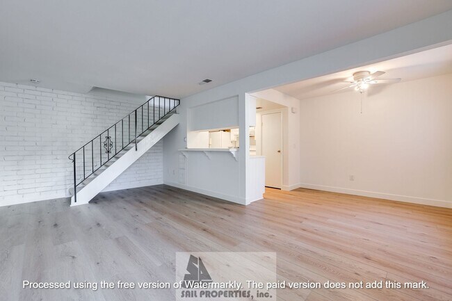 Foto del edificio - Welcome to this charming two-story home located in the vibrant Huntington Beach