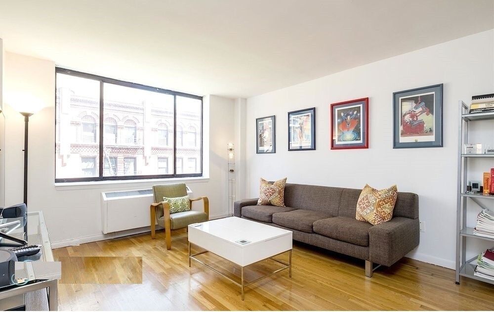 Primary Photo - 121 Reade St