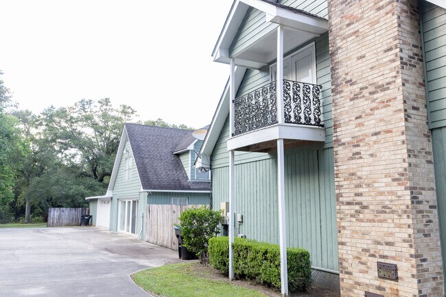 Foto del edificio - 9226 Lake Woods Dr