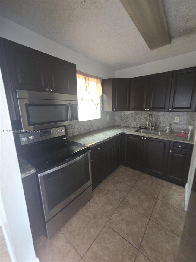 Building Photo - 575 W 69th St