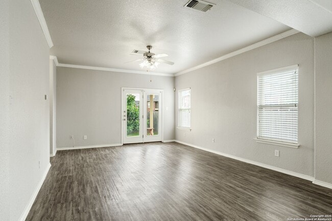 Building Photo - 4 bedroom, 2 1/2 bath located in Lakeview ...