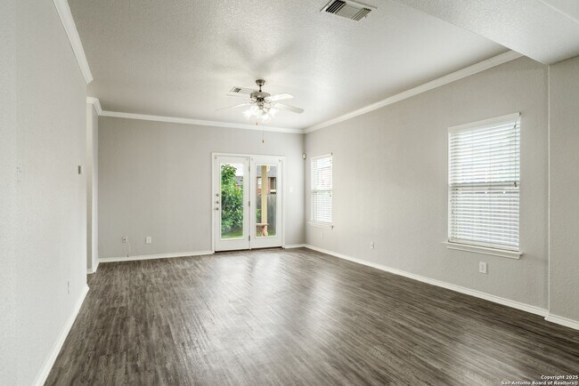 Foto del edificio - 4 bedroom, 2 1/2 bath located in Lakeview ...