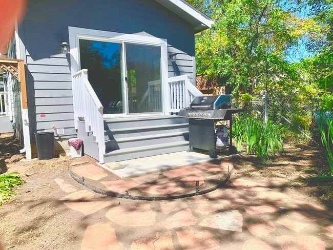 Building Photo - 412 Boas Dr