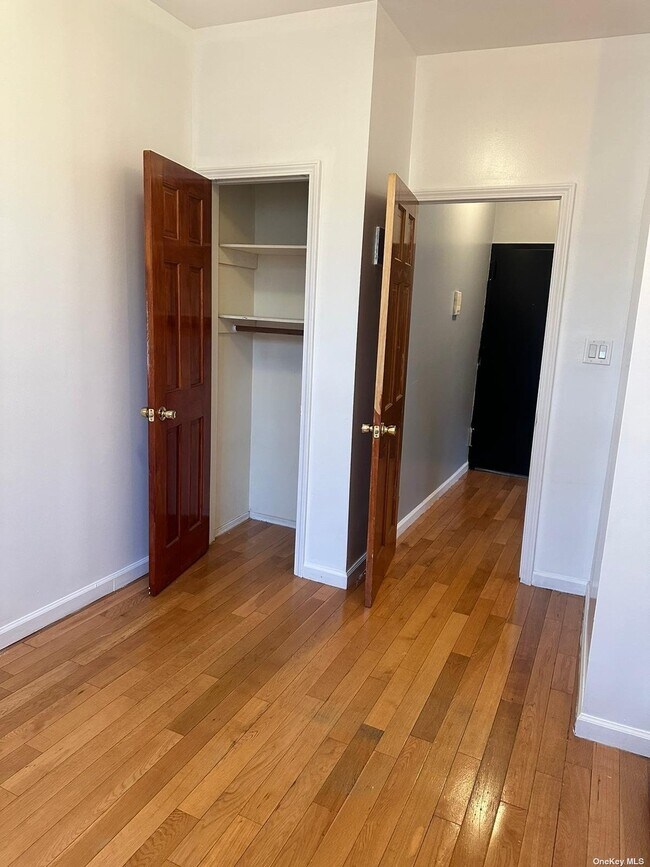 Foto del edificio - 27-32-32 12th St