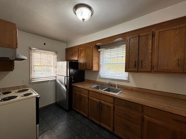 Building Photo - 4 Bedroom House Near MSUM!