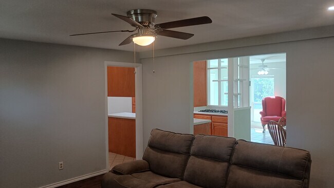 Foto del edificio - Room in Single Family Home on Congress Ave