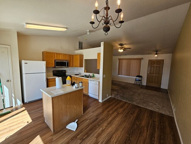 Building Photo - Charming 2 Bed, 2 Bath in Stetson Hills!