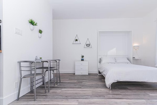 Building Photo - 1439 Rue Saint-André