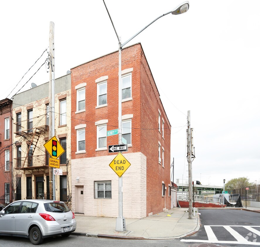 Primary Photo - 654 Henry St
