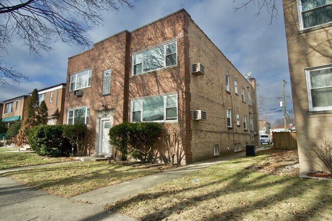 Building Photo - 2724 W Rascher Ave