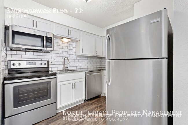 Building Photo - Updated 2BR in Hyde Park with W/D and Balcony