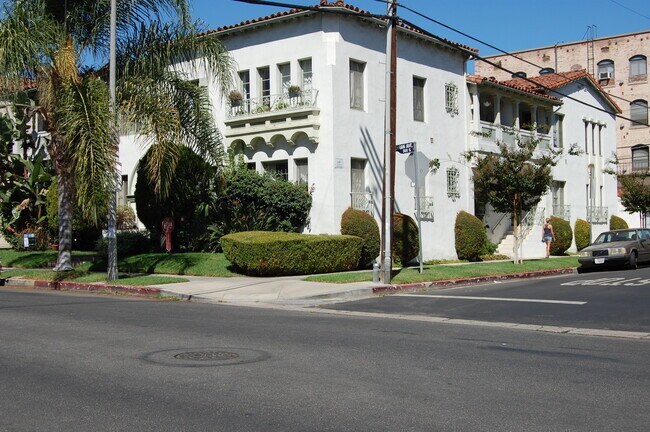 Building Photo - 372 S Cochran Ave