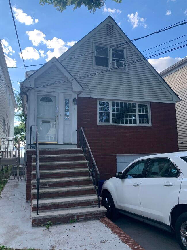 7 West Dr Unit 1, Bayonne, NJ 07002 Room for Rent in Bayonne, NJ
