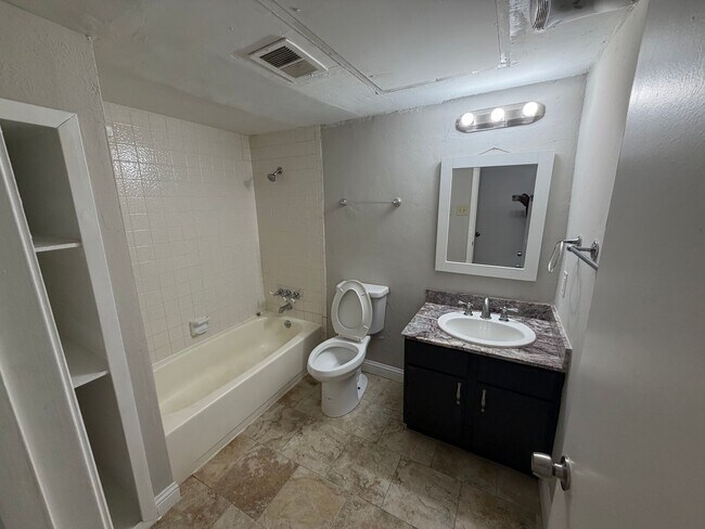 Foto del edificio - 5829 Phoenix Dr