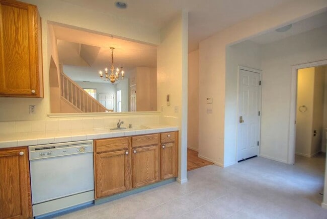 Building Photo - Beautiful Town Home Coming Soon! Great Loc...