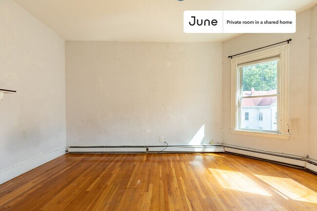 Building Photo - Private bedroom in 6 bed/2 bath Home