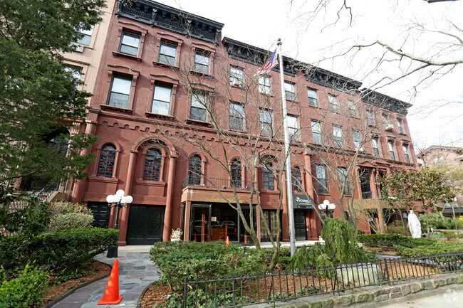 Building Photo - 106 1st Pl
