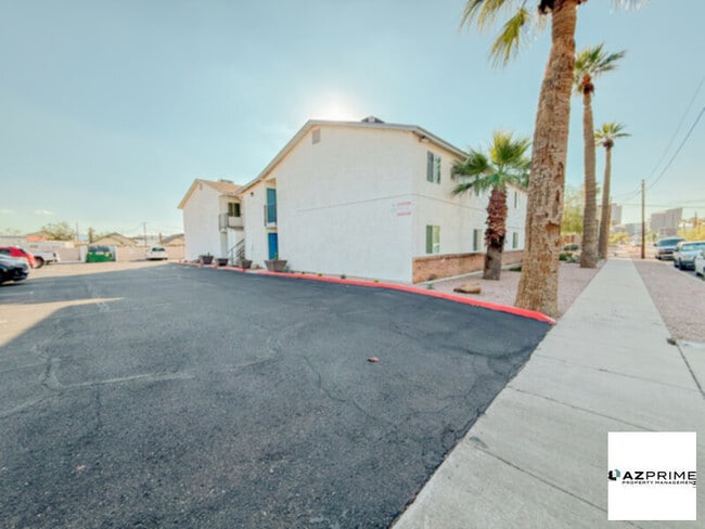 Foto del edificio - FREE FIRST MONTH'S RENT MOVE IN SPECIAL! Inviting 2/1 Phoenix Apartment with Modern Comforts!