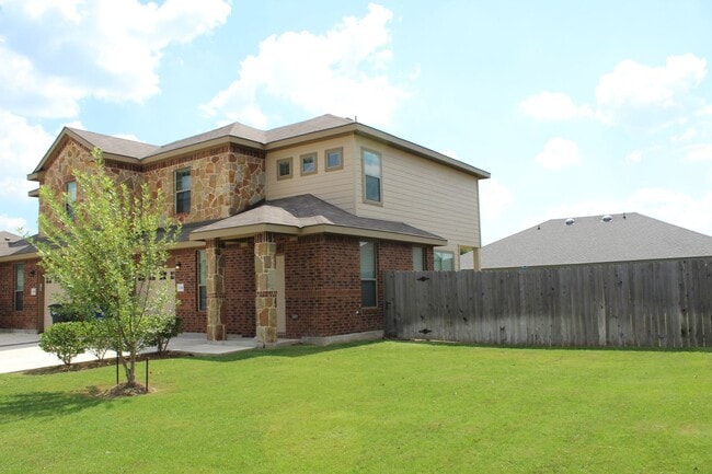 Building Photo - 3/2.5/2 Two story Duplex / Easy for commuters/ Minutes from Shopping, Restaurants, & Entertainmen...