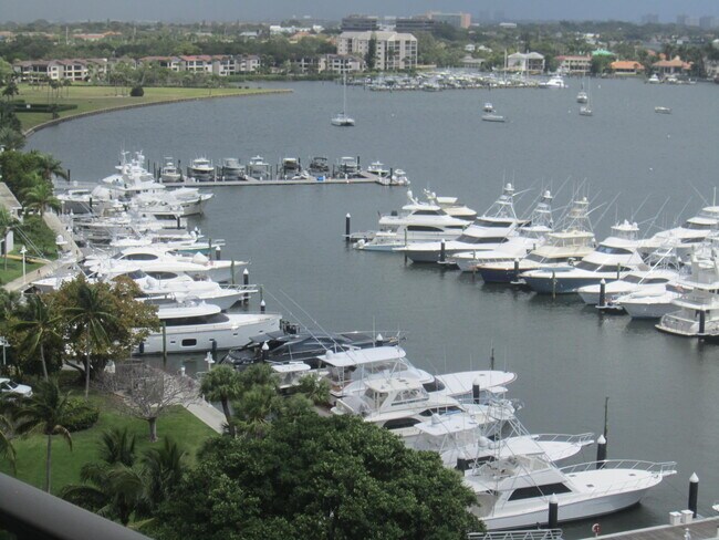Foto del edificio - 132 Lakeshore Dr