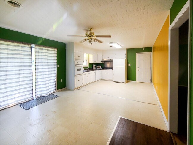 Building Photo - Rent Ready! National Hills Ranch Move in R...