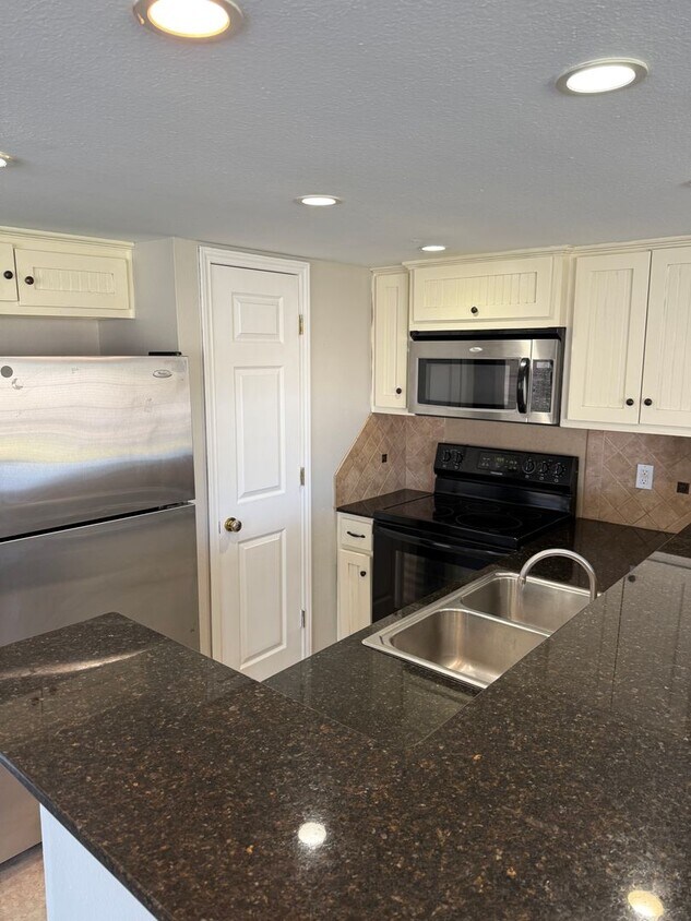 Foto principal - Newly Renovated 2 Bed 2 Bath