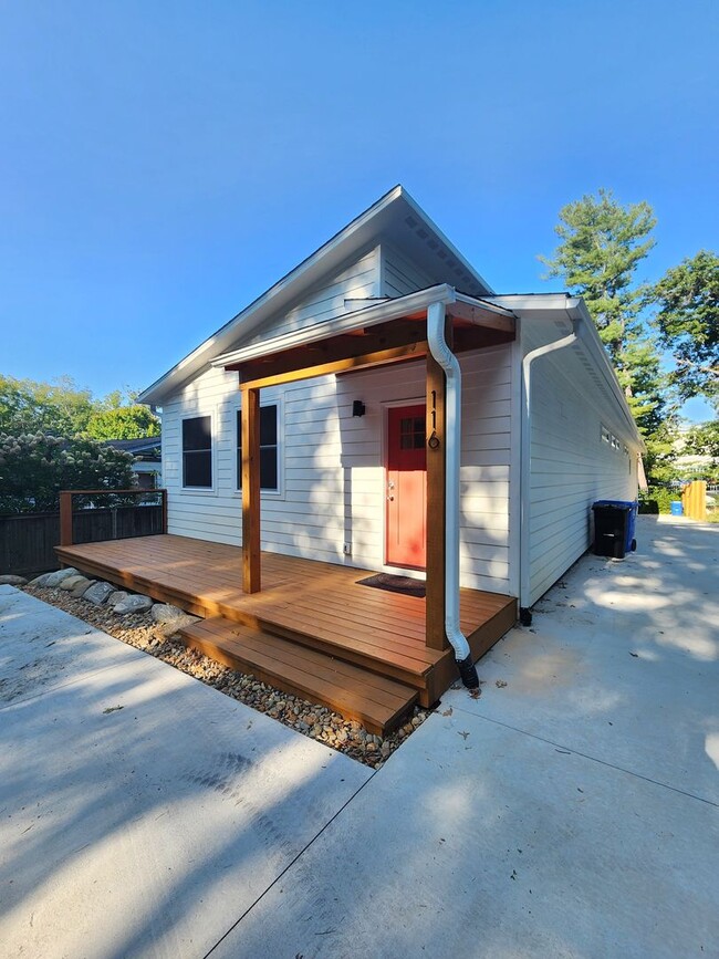 Building Photo - East Asheville Duplex Rental!