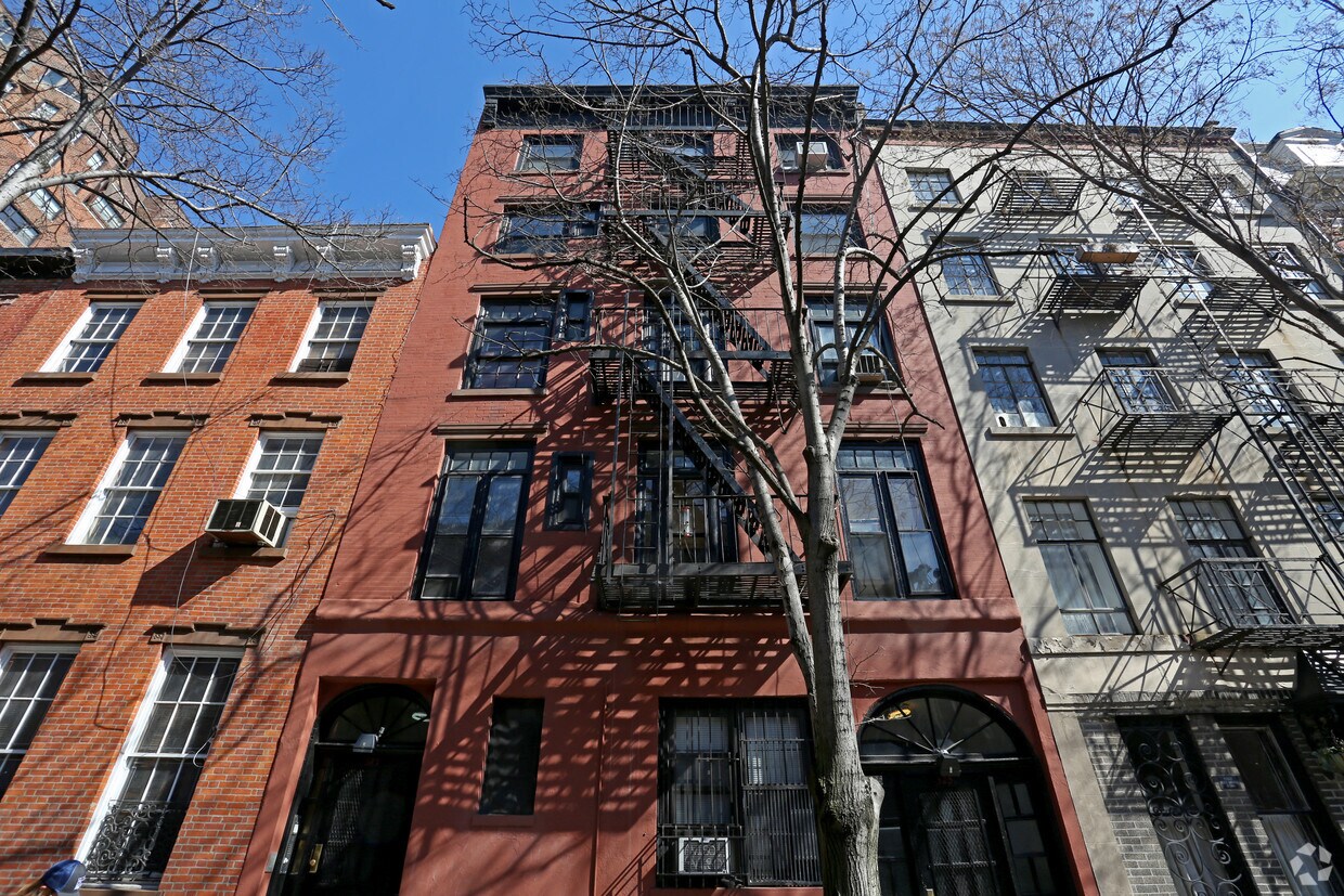 Building Photo - 325 W 4th St