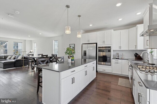 Foto del edificio - 212 Red Leaf Ln