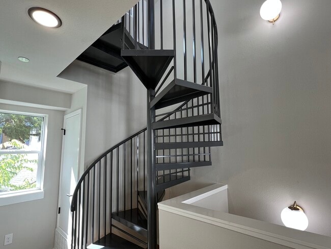 loft stairs - 913 Duncan Ln