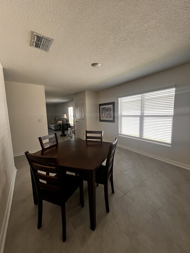 Building Photo - 450 Sunlit Coral St