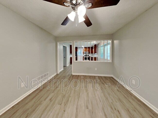 Foto del edificio - 2870 Woodhollow Ln