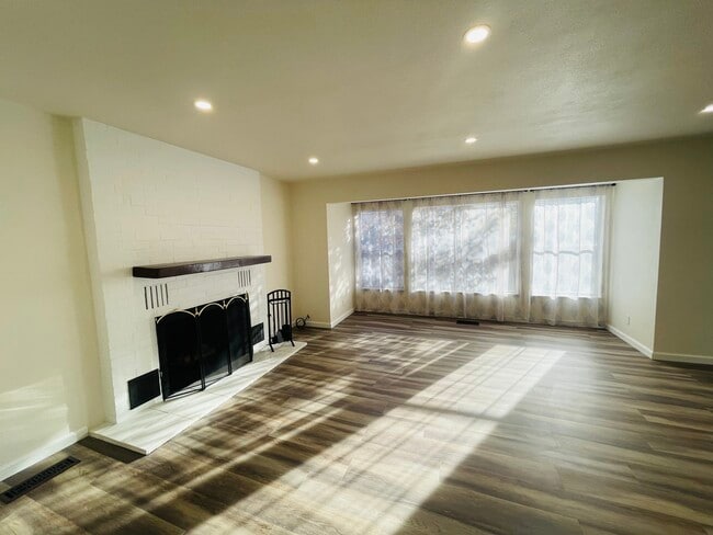 Building Photo - 1675 Kings Row